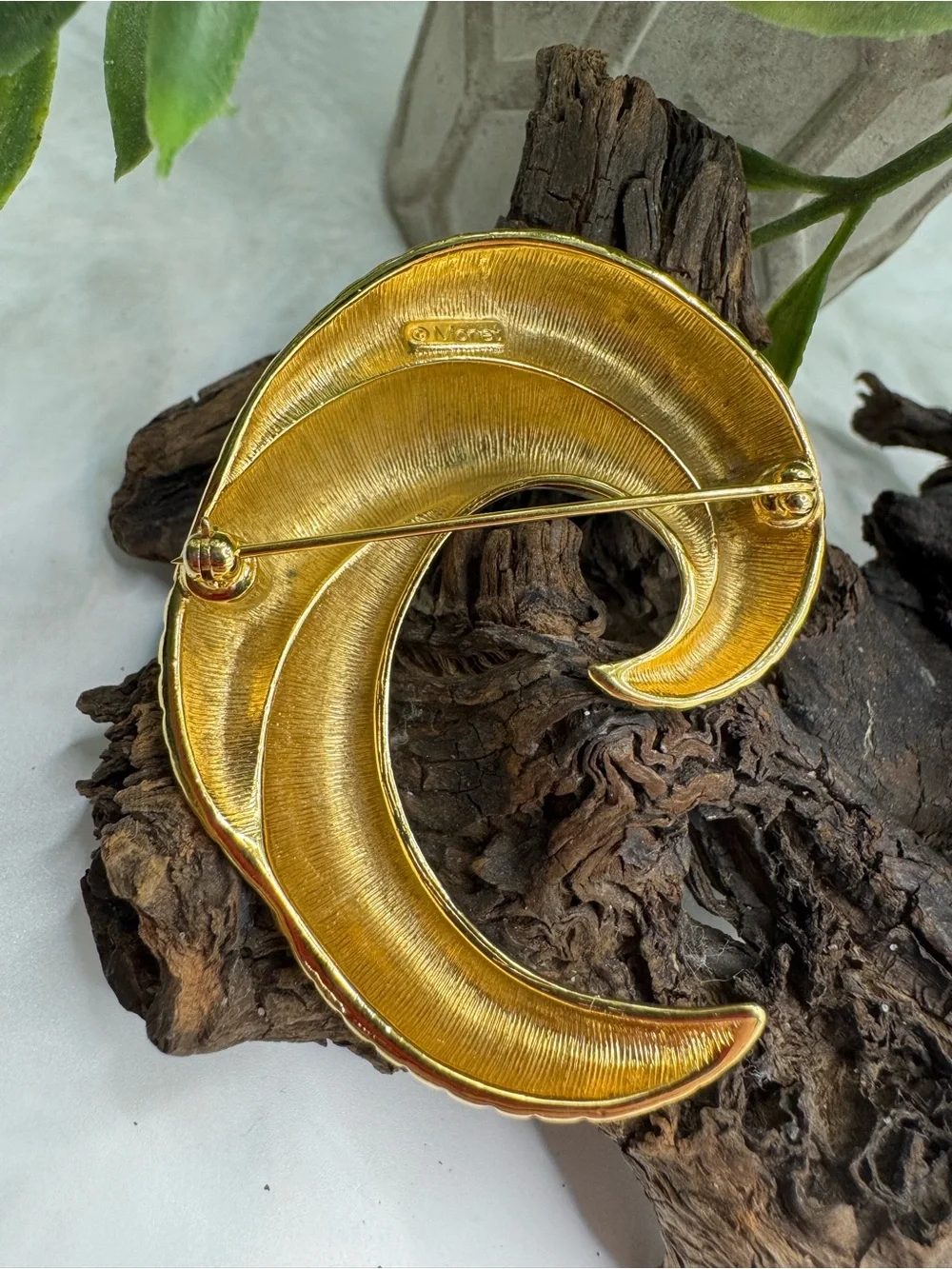Monet vintage “Ram’s Horn” gold tone brooch, EUC. - Picture 4 of 6